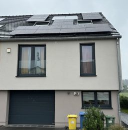 Installation photovoltaïque sur une toiture au Luxembourg, destinée à produire une énergie solaire propre et durable.