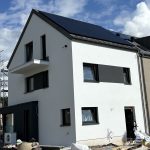 Installation photovoltaïque 21 kW avec batteries, borne de recharge et domotique pour autoconsommation maximale