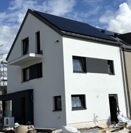Installation photovoltaïque 21 kW avec batteries, borne de recharge et domotique pour autoconsommation maximale