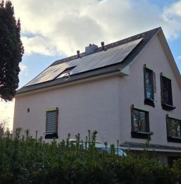 maison unfiamiliale panneaux photovoltaiques 2Besafe