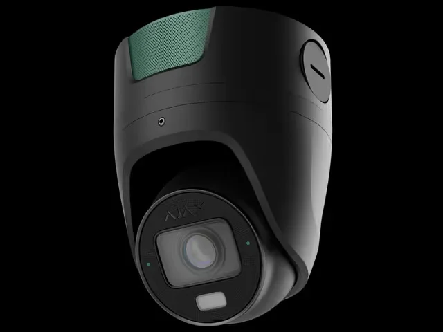 Caméra de surveillance motorisée PTZ Ajax noire sur fond sombre avec objectif rotatif et projecteur LED intégré.