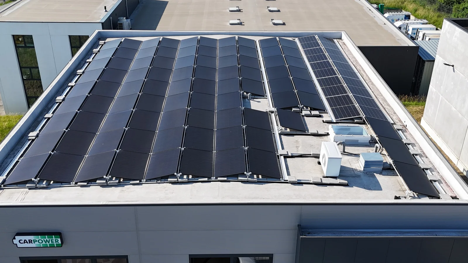 Installation de panneaux photovoltaïques sur toiture industrielle